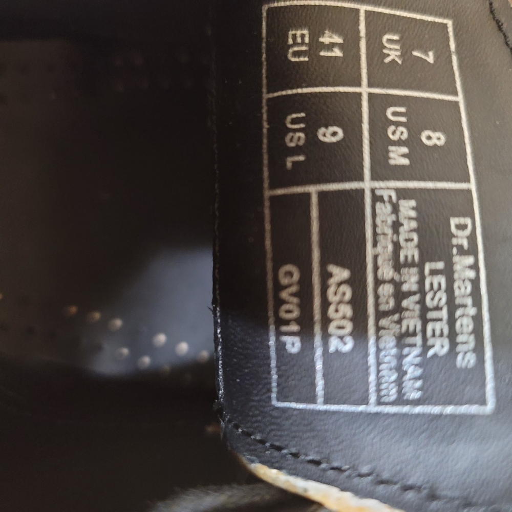 Dr MARTENS 1461 Lester Blk/Wht Skull/ Roses Shoes RARE FIND. SIZE 9 US L/ 8 US M - Picture 5 of 5